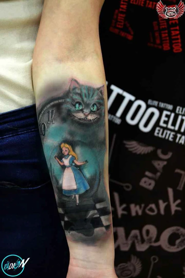 Иллюстративная Cheshire cat, Alice in wonderland tattoo на Предплечье
