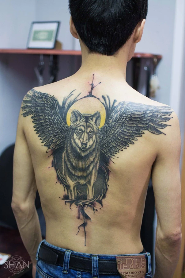 Чёрно-серая Wolf, Wings tattoo на Верхняя часть спины