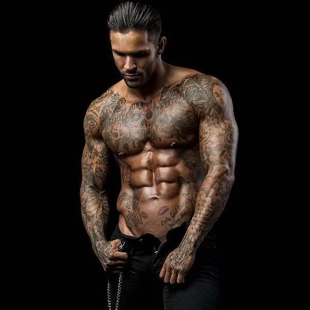 Modello tatuato Leon Scott, modello maschile alternativo, uomo tatuato | Regno Unito