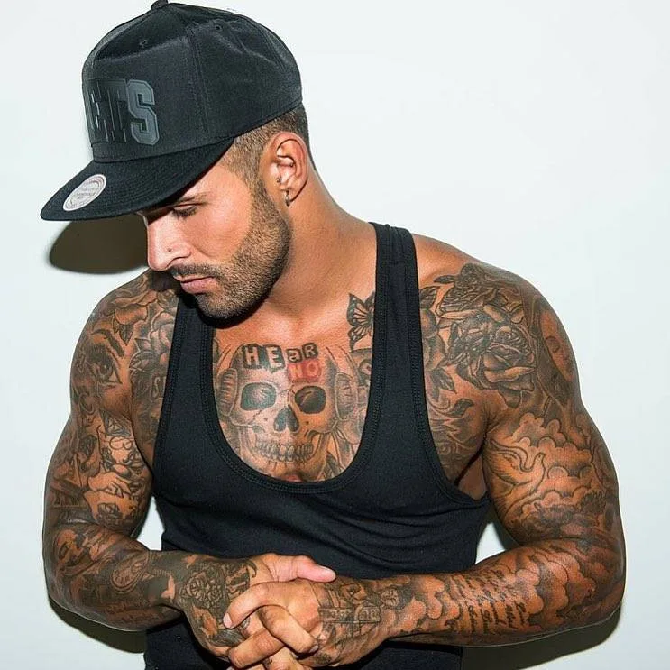 Modello tatuato Leon Scott, modello maschile alternativo, uomo tatuato | Regno Unito