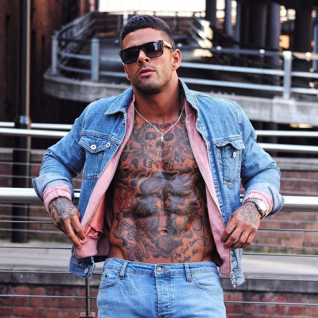 Modello tatuato Leon Scott, modello maschile alternativo, uomo tatuato | Regno Unito
