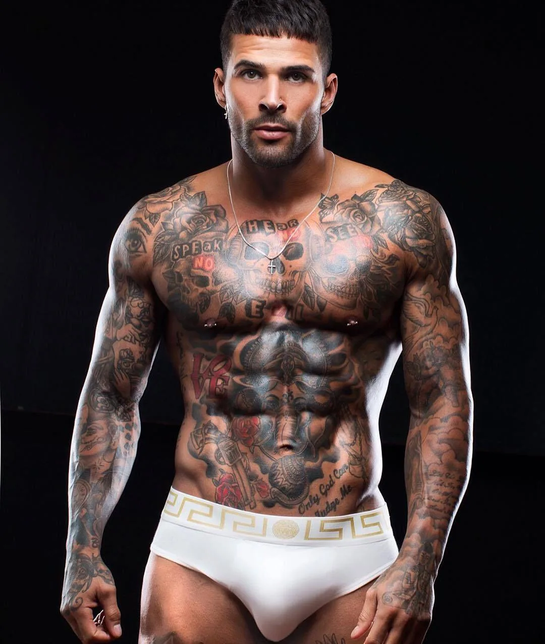 Modello tatuato Leon Scott, modello maschile alternativo, uomo tatuato | Regno Unito