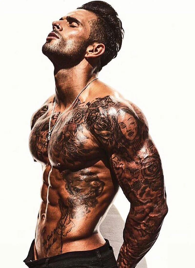 Modello di fitness inglese tatuato - Leon Scott