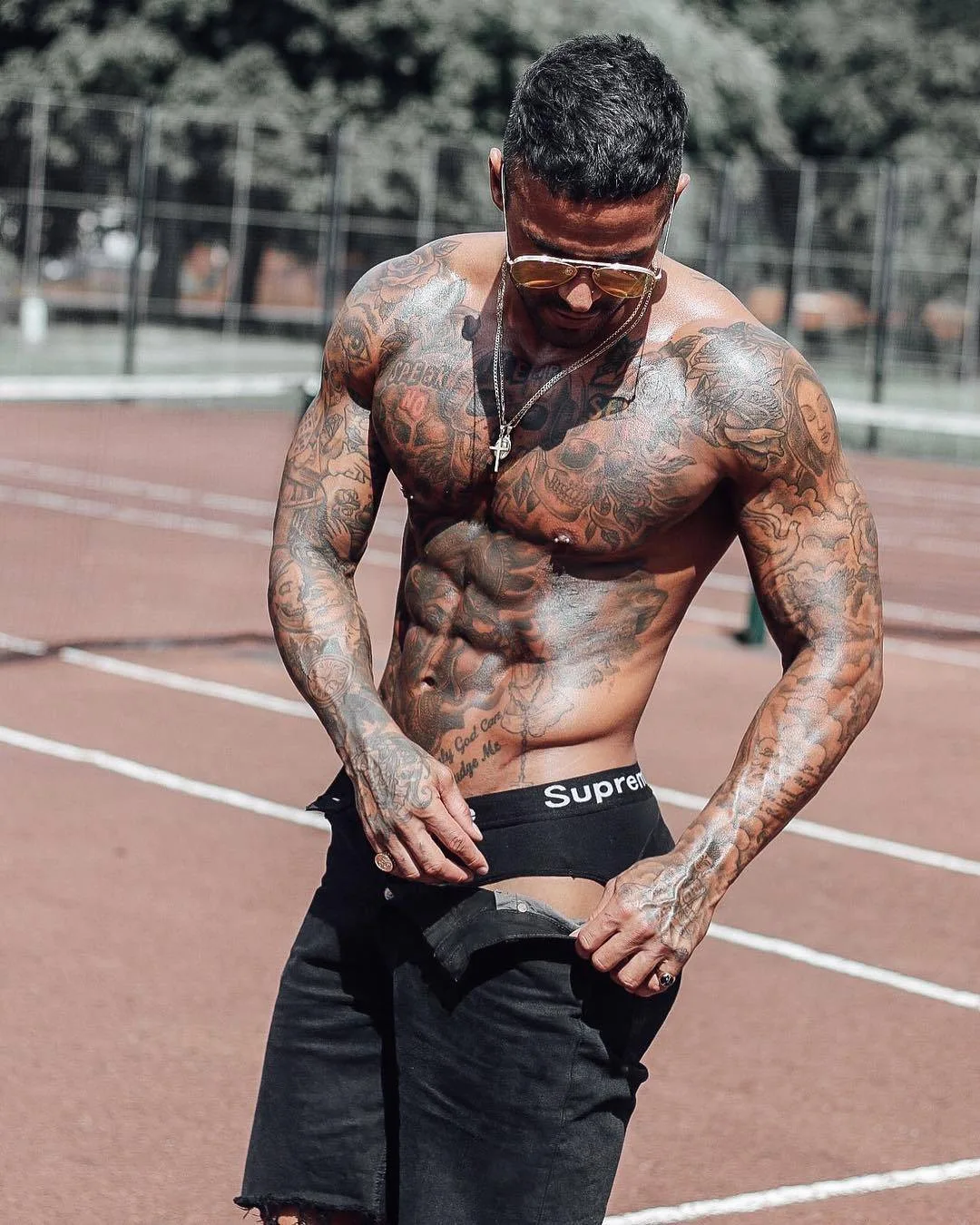Modello tatuato Leon Scott, modello maschile alternativo, uomo tatuato | Regno Unito
