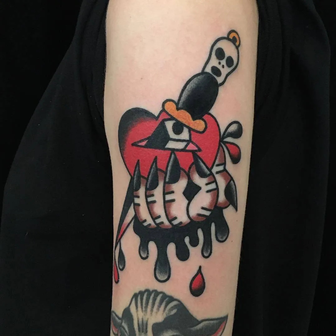 Artista di tatuaggi Akira Latanzio, tatuaggio a colori in stile tradizionale vecchio scuola | USA