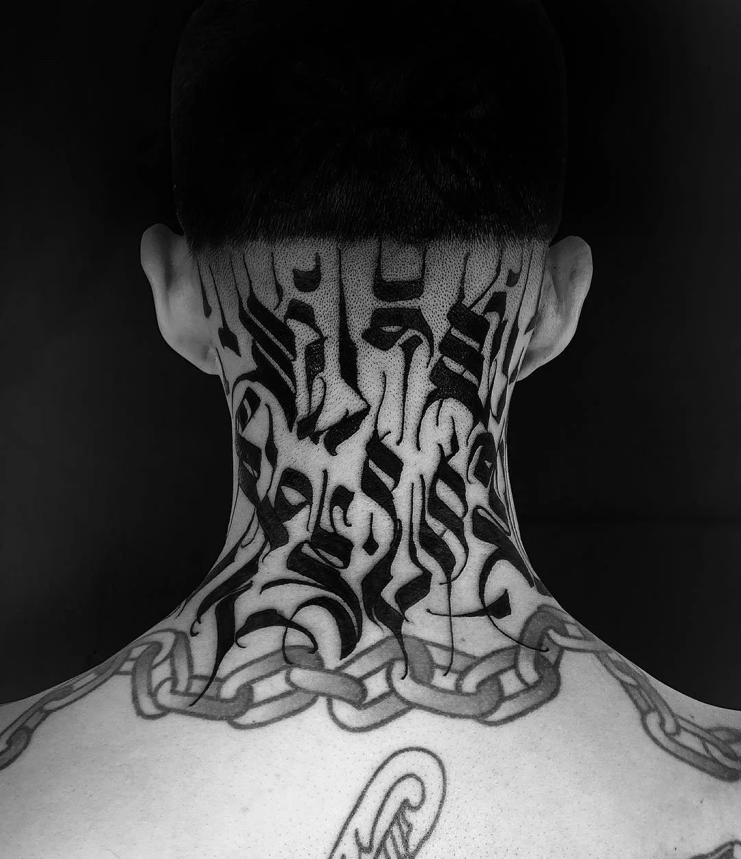 Tatuador Gordon Lettuce, estilo abstrato de tatuagem de blackwork | Reino Unido