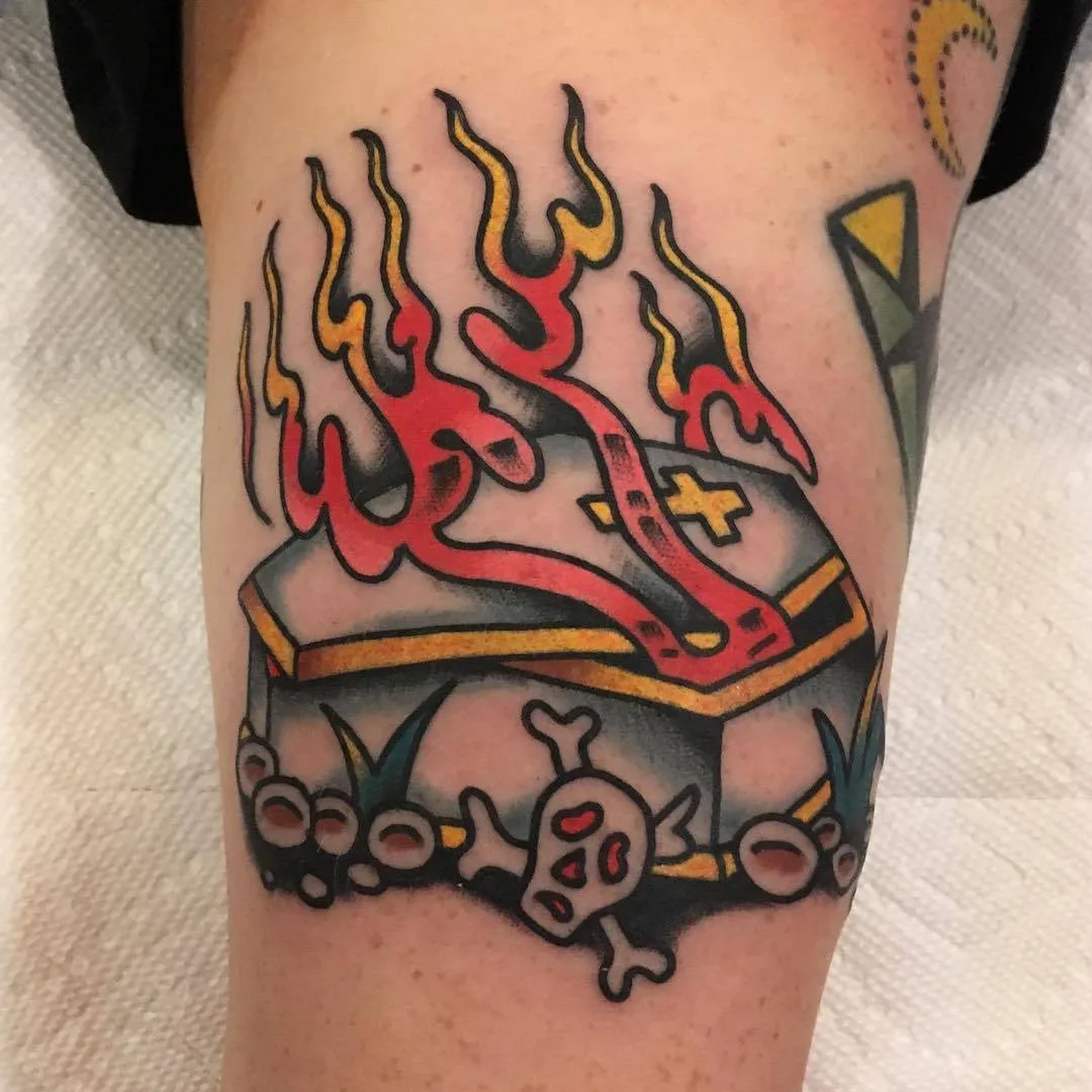 Artista di tatuaggi Akira Latanzio, tatuaggio a colori in stile tradizionale vecchio scuola | USA