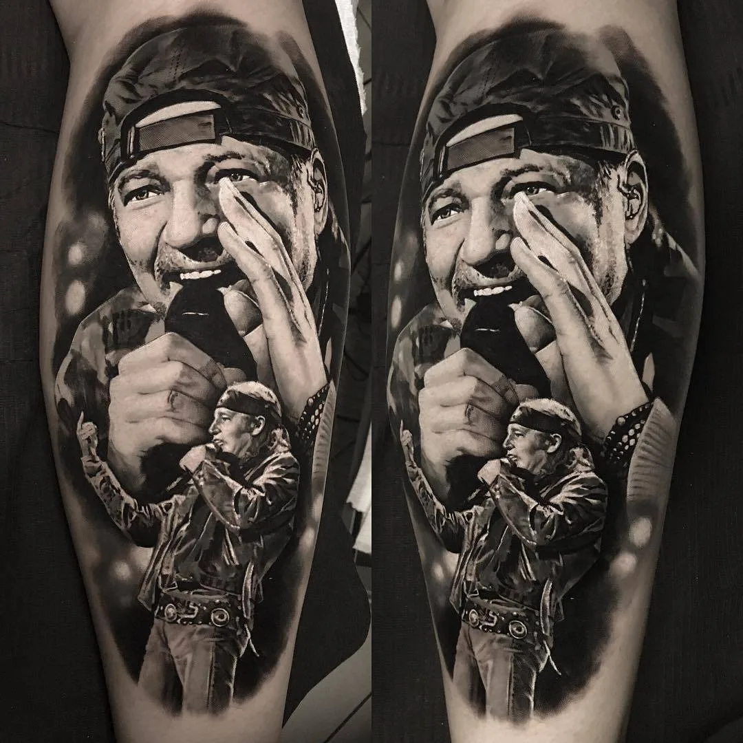 Artista del tatuaggio Matteo Pasqualin, ritratto in nero e grigio realistico | Italia