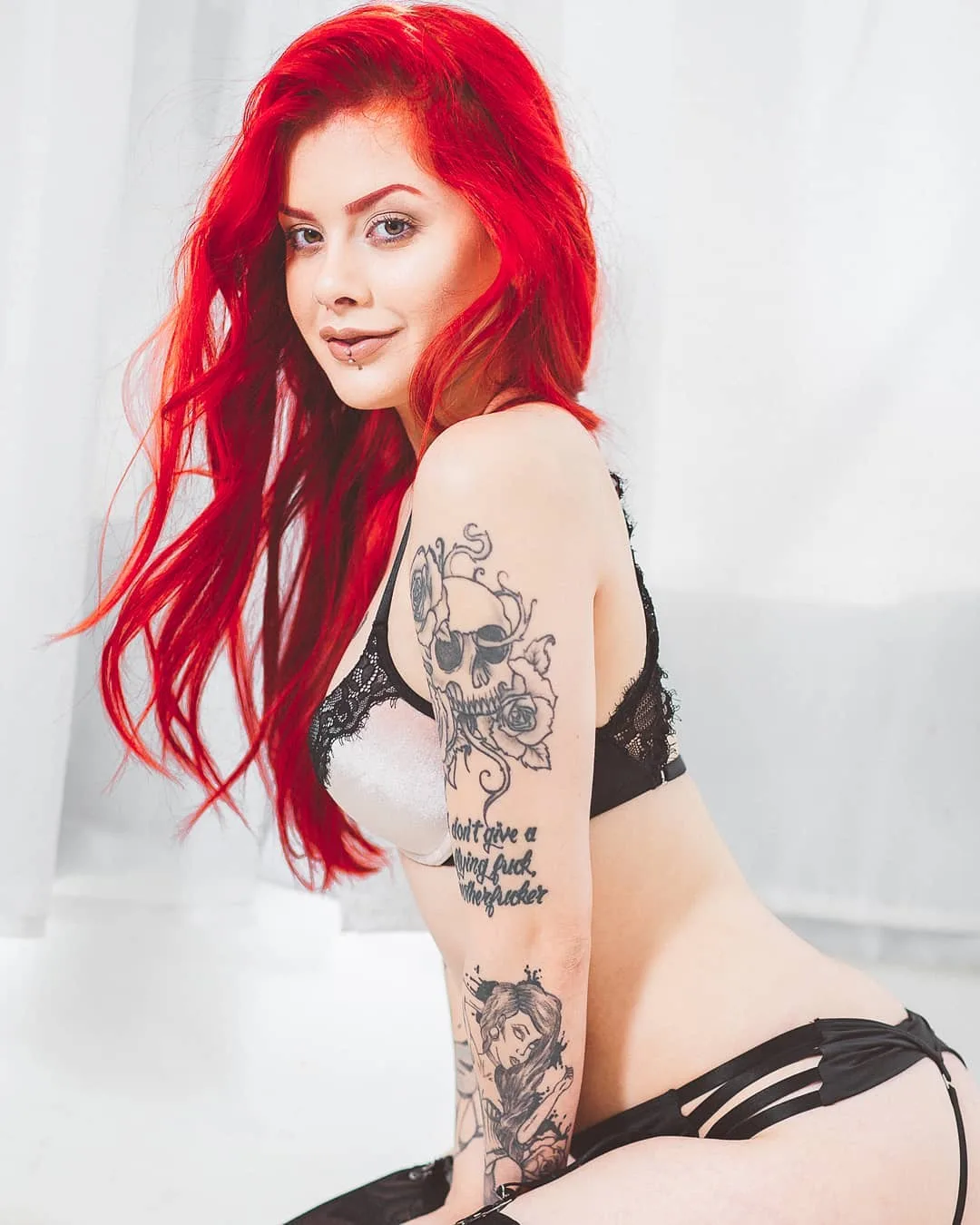 Tattooed model J&eacute;ssica, alternative photo model, suicide girl