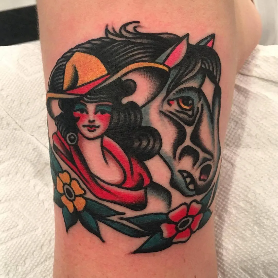Artista di tatuaggi Akira Latanzio, tatuaggio a colori in stile tradizionale vecchio scuola | USA