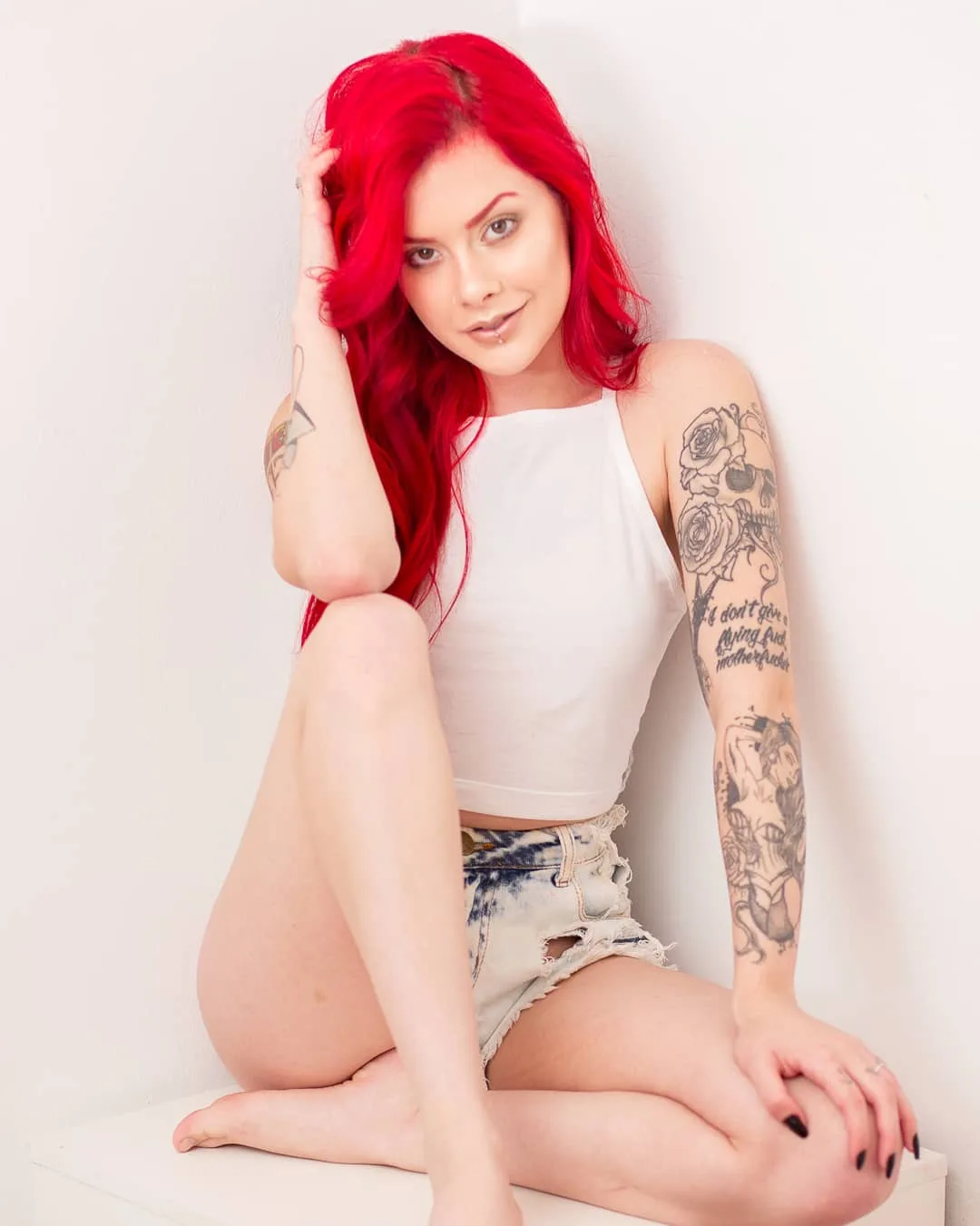 Tattooed model J&eacute;ssica, alternative photo model, suicide girl