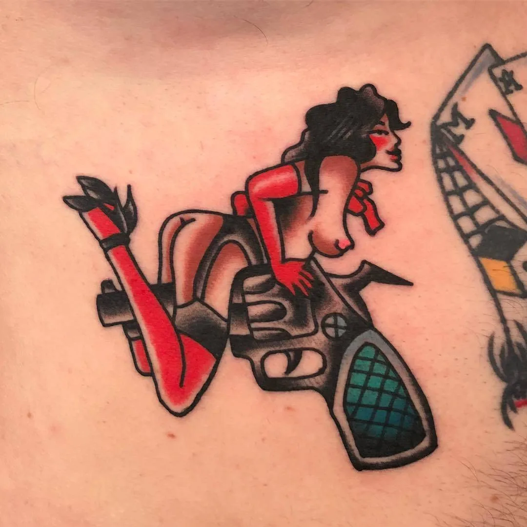 Artista di tatuaggi Akira Latanzio, tatuaggio a colori in stile tradizionale vecchio scuola | USA