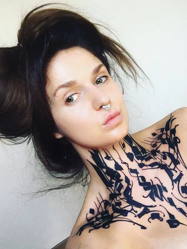 female black calligraphy Tatuagem em neck #23594 | Tatuador Gordon Lettuce