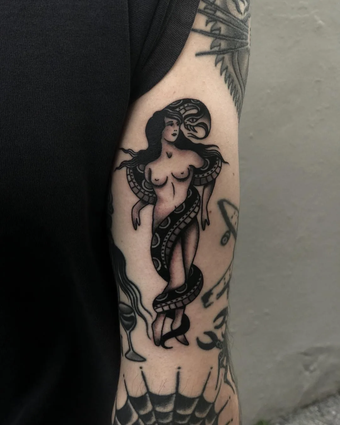Tatuador Javier Betancourt, preto estilo antigo tradicional tatuagem | USA