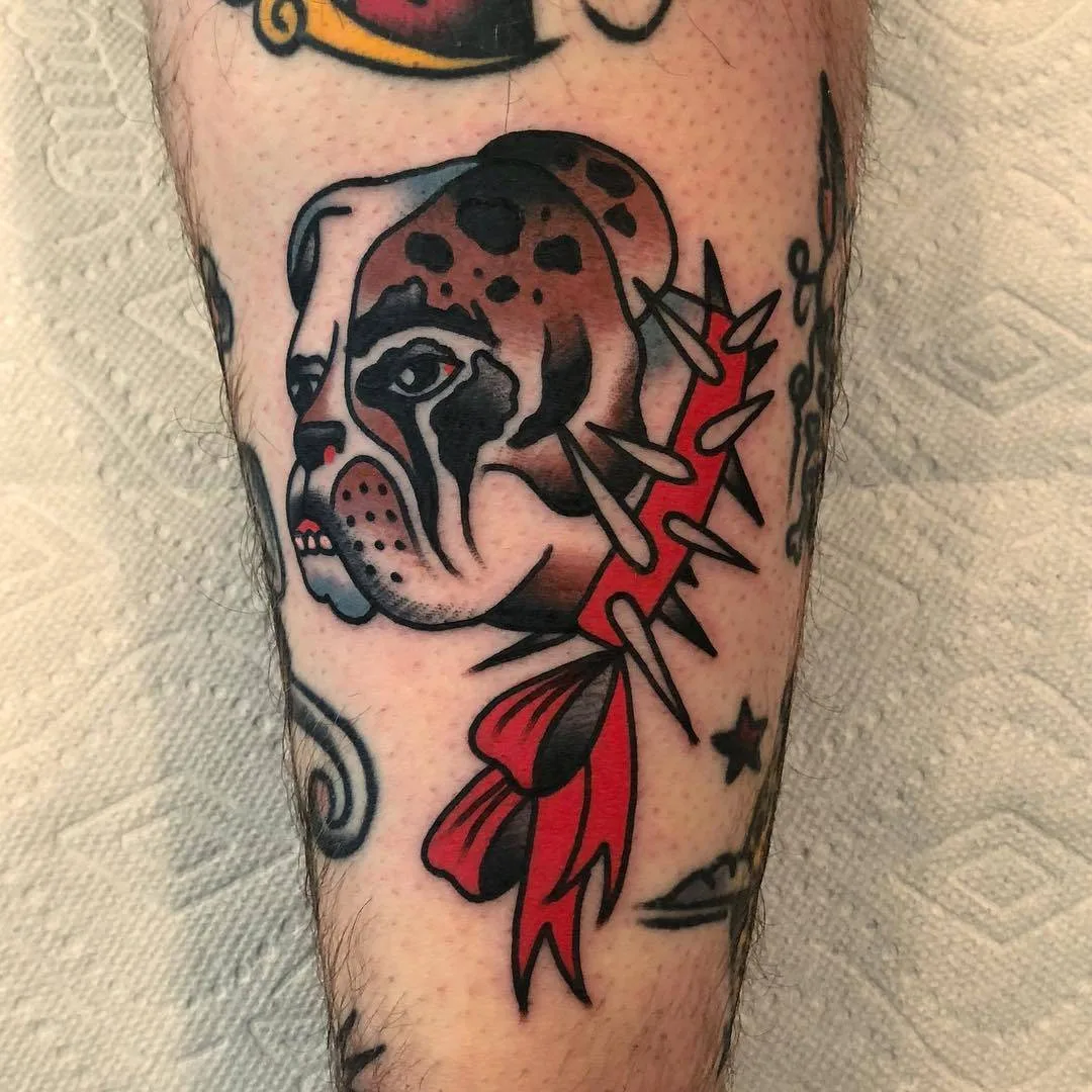 Artista di tatuaggi Akira Latanzio, tatuaggio a colori in stile tradizionale vecchio scuola | USA