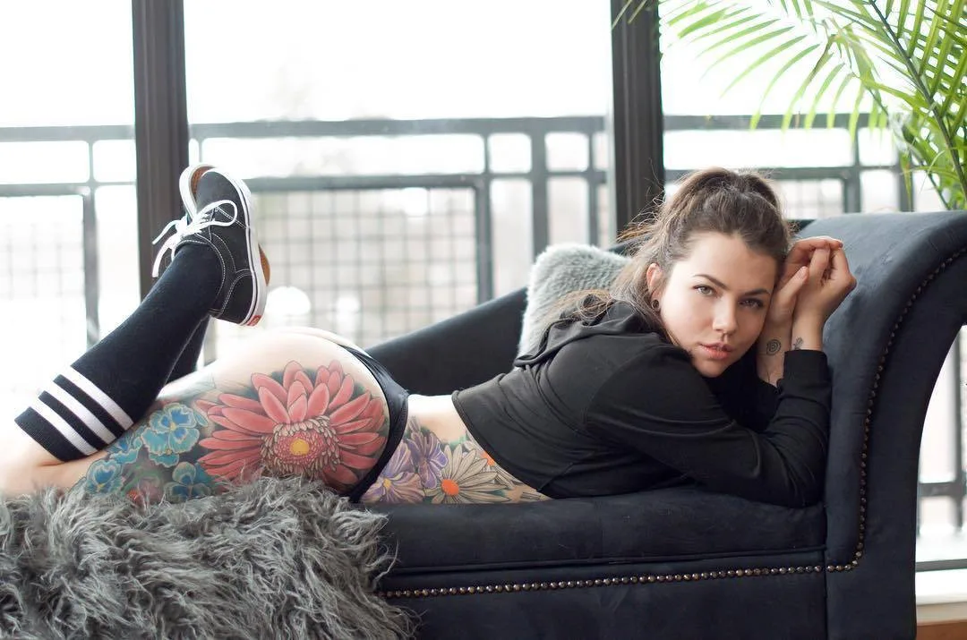 Modello tatuato Milenci Kouzlo, modello alternativo, ragazza che si suicida