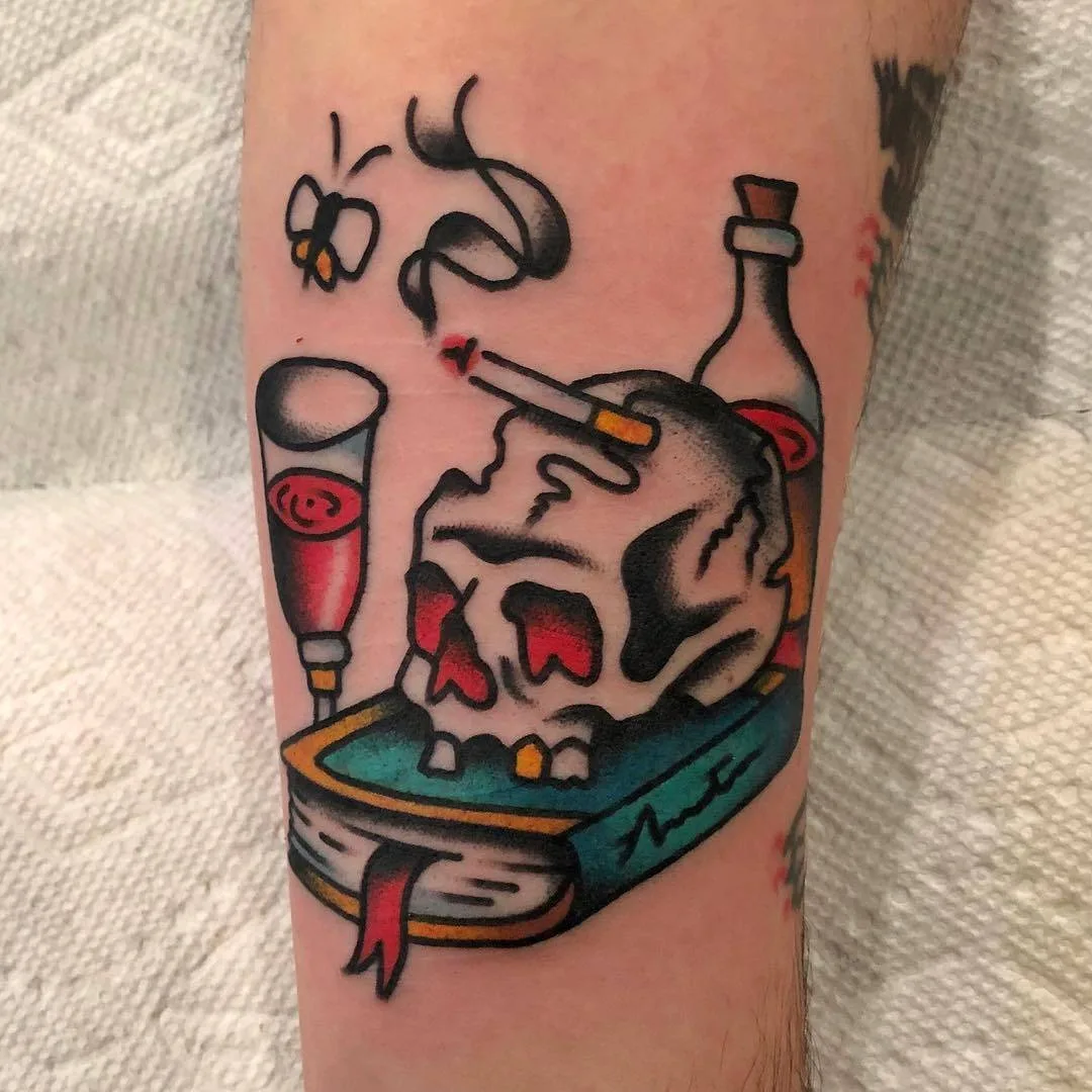 Artista di tatuaggi Akira Latanzio, tatuaggio a colori in stile tradizionale vecchio scuola | USA