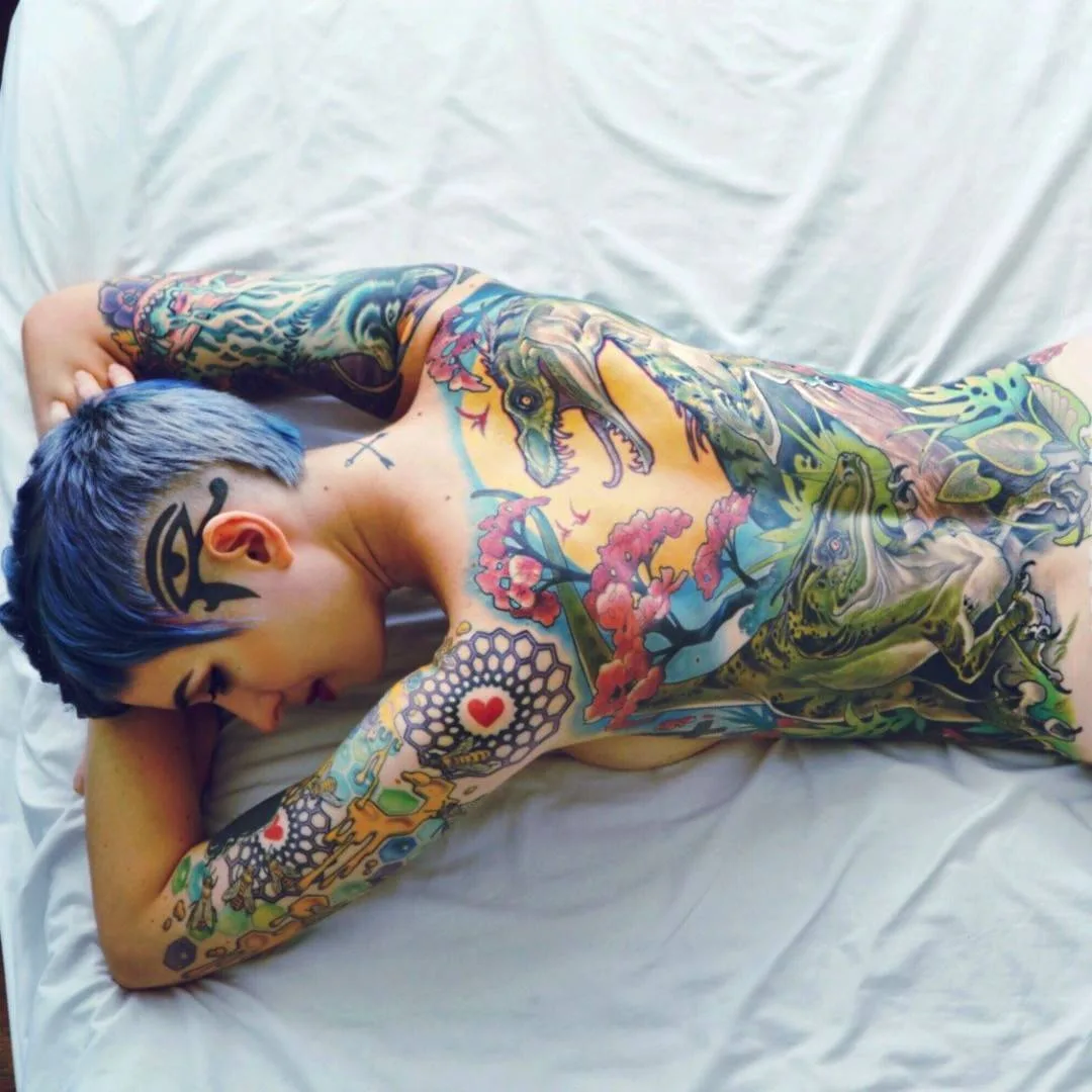 Modello tatuato Claire West, modello alternativo, ragazza che si suicida