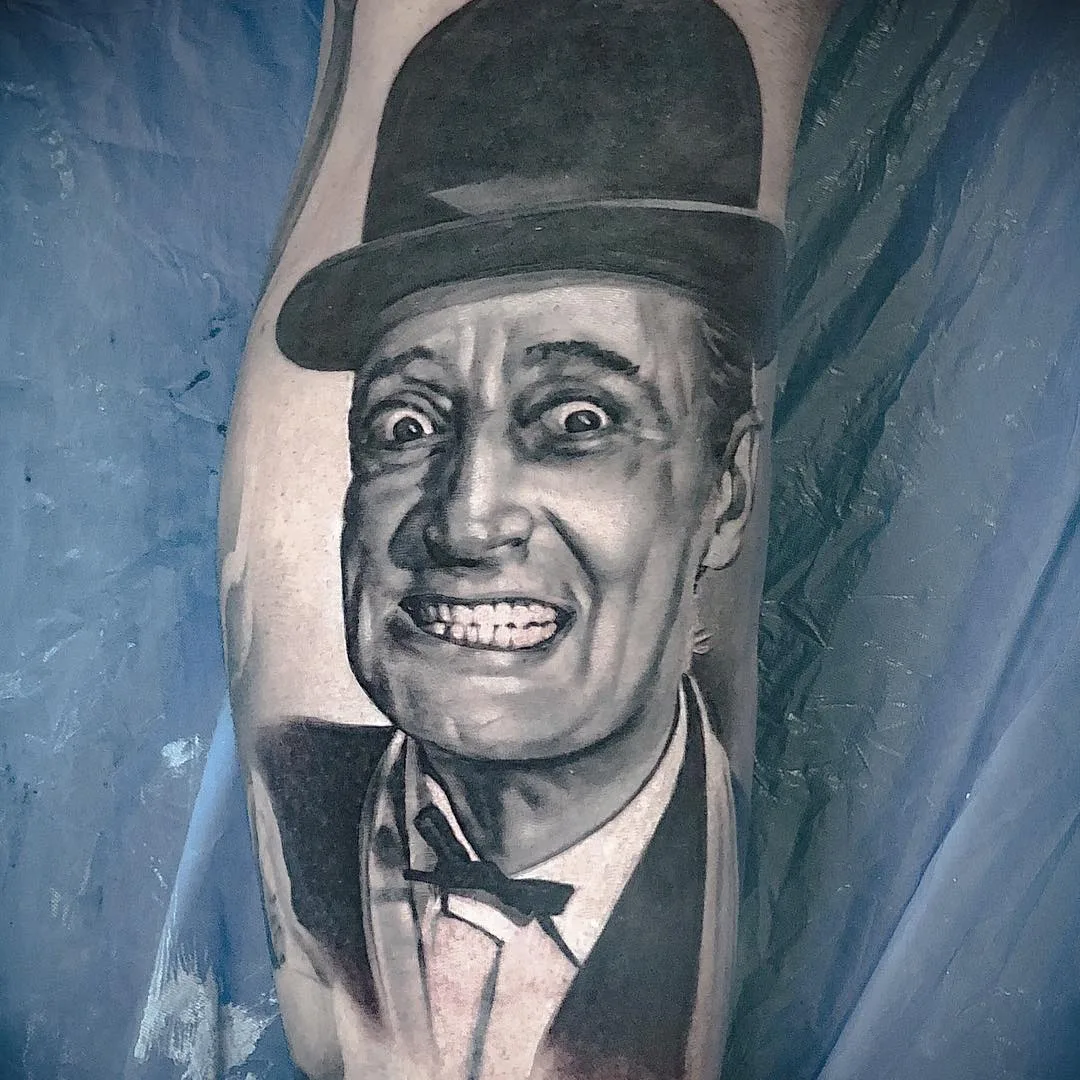 Artista del tatuaggio Matteo Pasqualin, ritratto in nero e grigio realistico | Italia