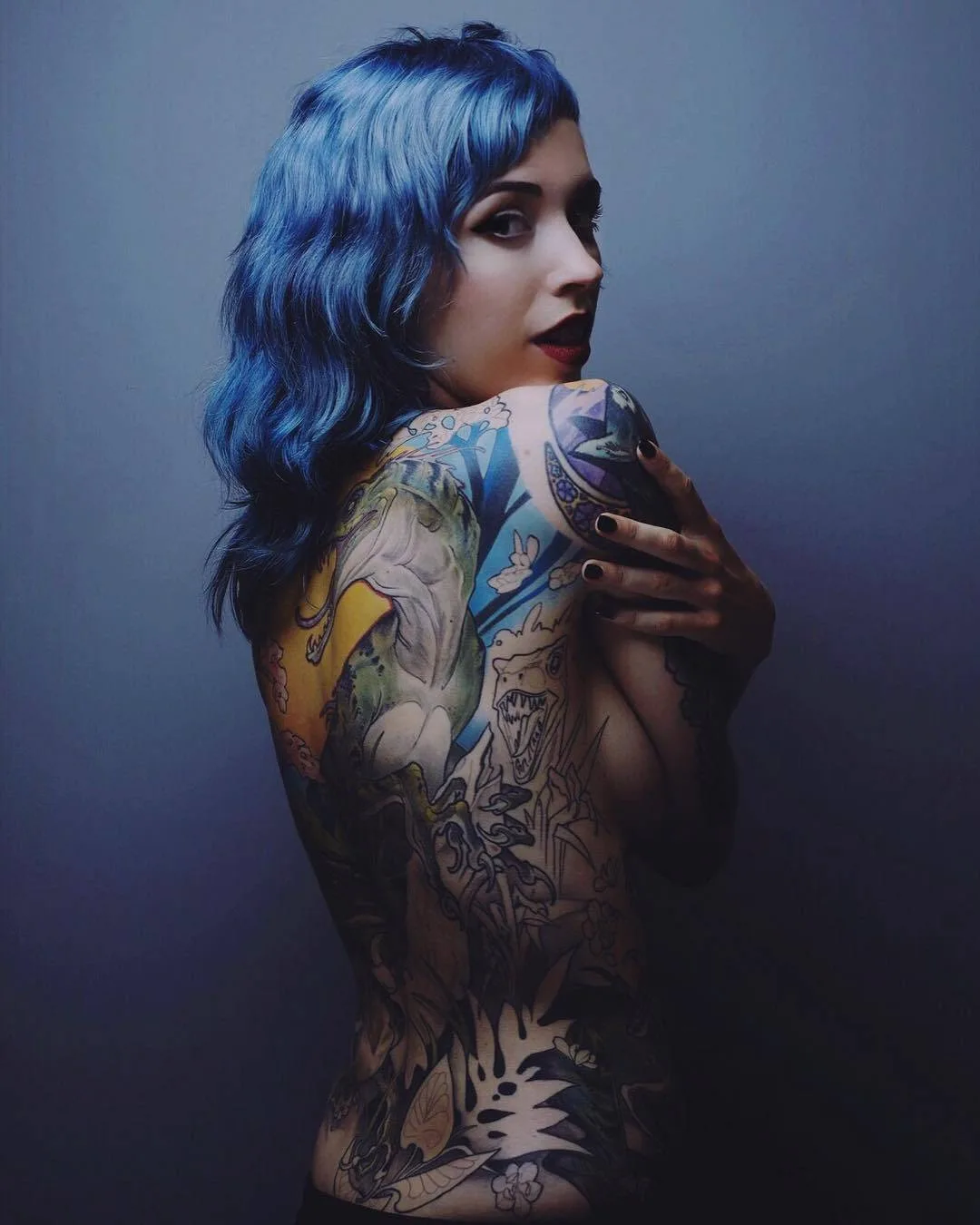 Modello tatuato Claire West, modello alternativo, ragazza che si suicida