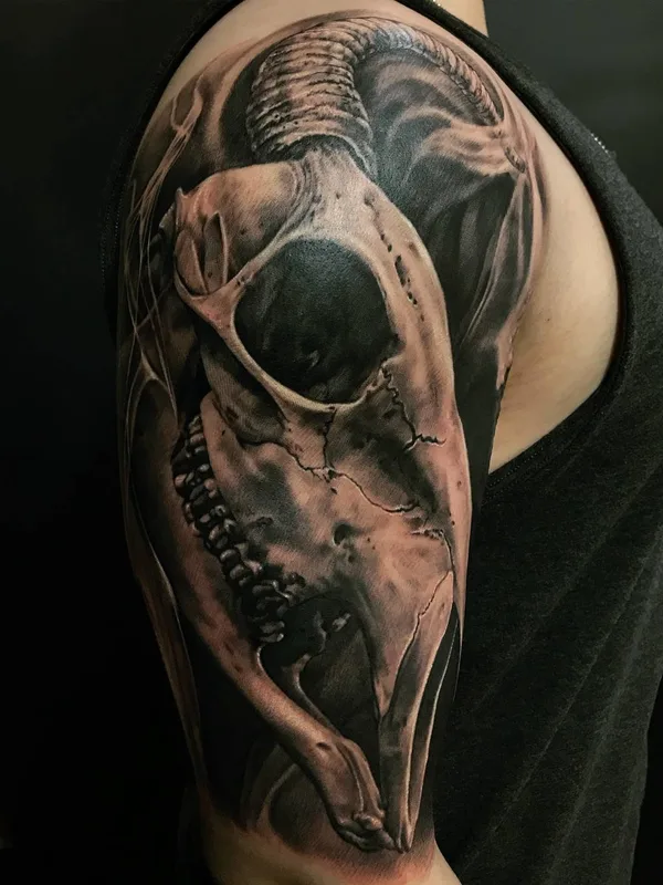 black and grey realism Tatuagem em upper arm #23284 | Tatuador Zhang Po