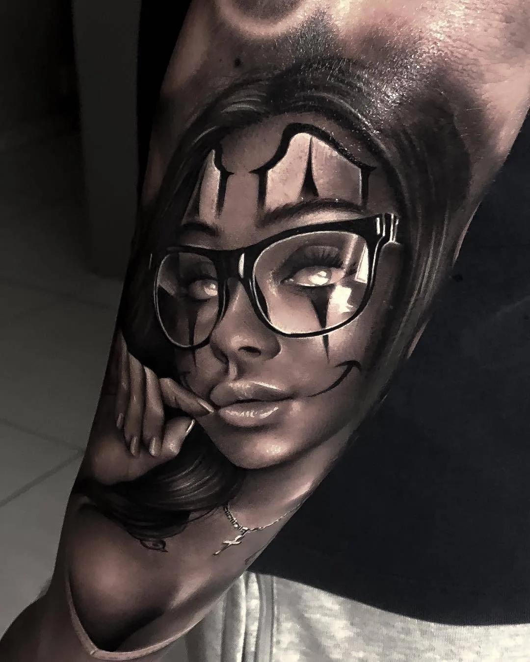 Tatuador samurai Standoff, estilo preto e cinza dos autores, retrato realista de tatuagem | Brasil