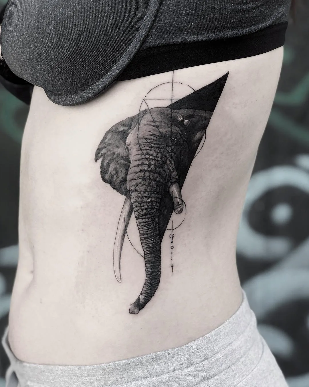 Artista de tatuagem Victor del Fueyo de la Torre, estilo de autor black and grey abstract tattoo, realism | Espanha