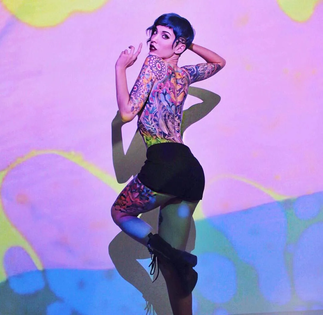 Modello tatuato Claire West, modello alternativo, ragazza che si suicida