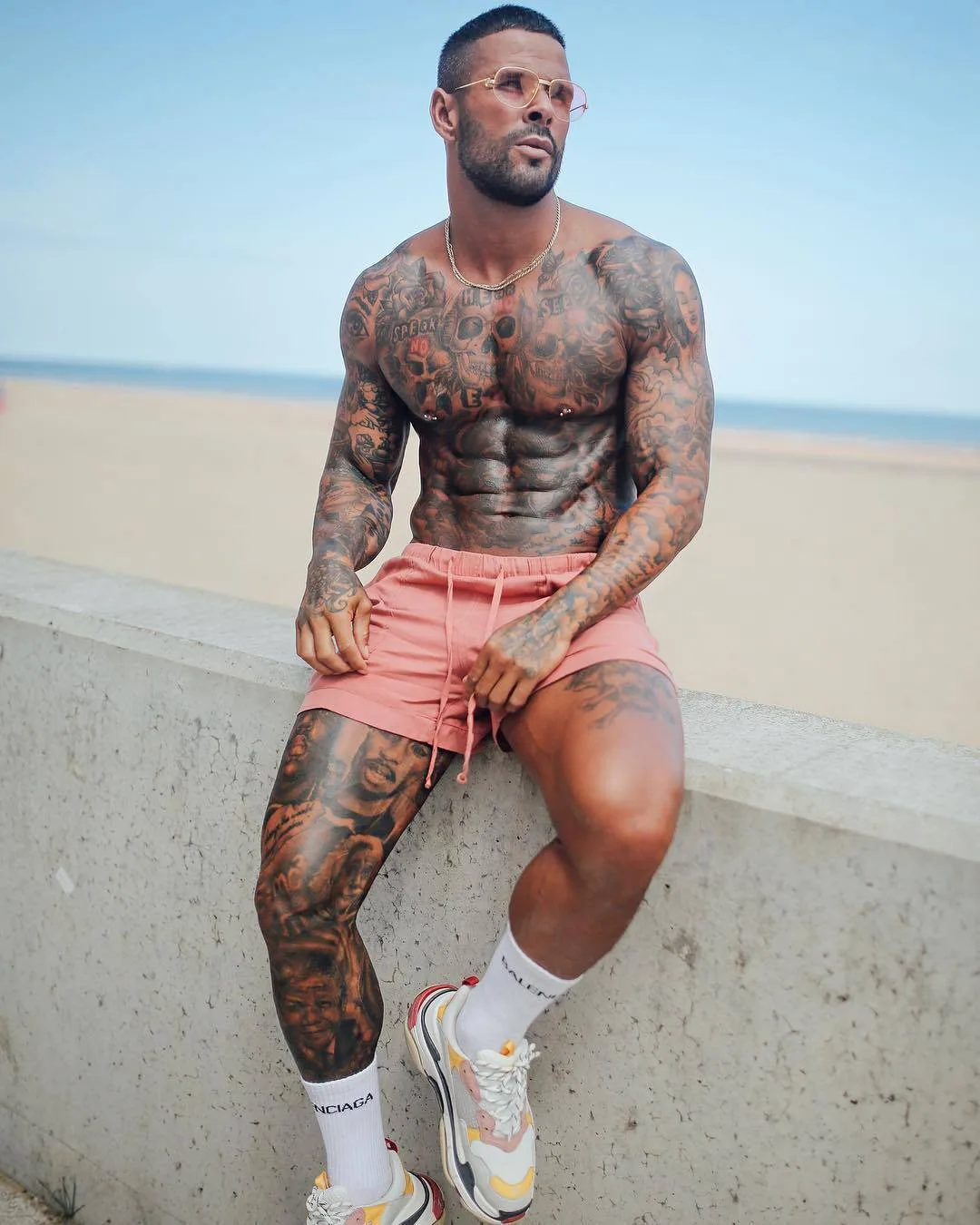 Modello tatuato Leon Scott, modello maschile alternativo, uomo tatuato | Regno Unito