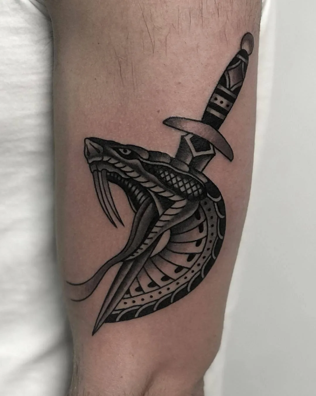 Tatuador Javier Betancourt, preto estilo antigo tradicional tatuagem | USA