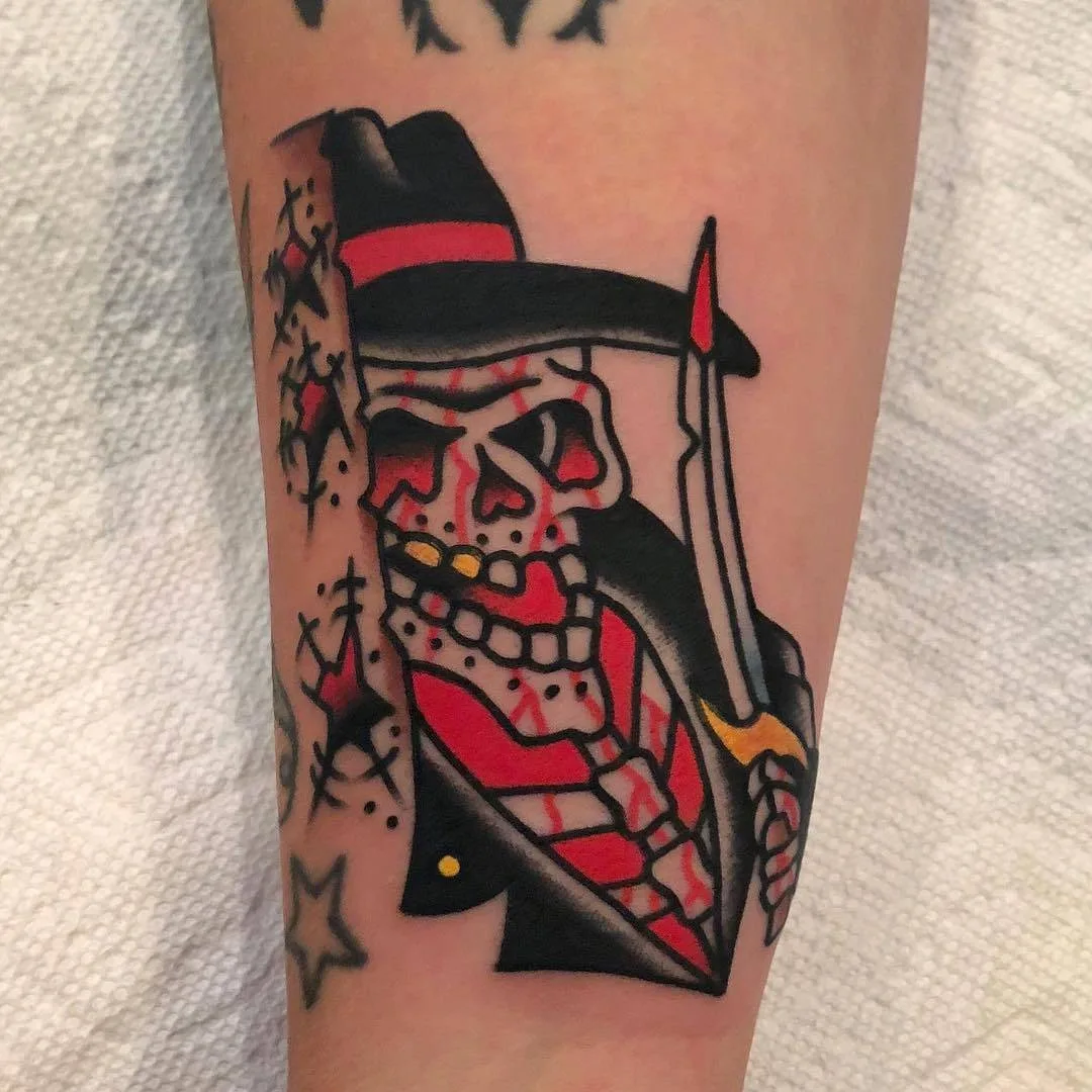 Artista di tatuaggi Akira Latanzio, tatuaggio a colori in stile tradizionale vecchio scuola | USA