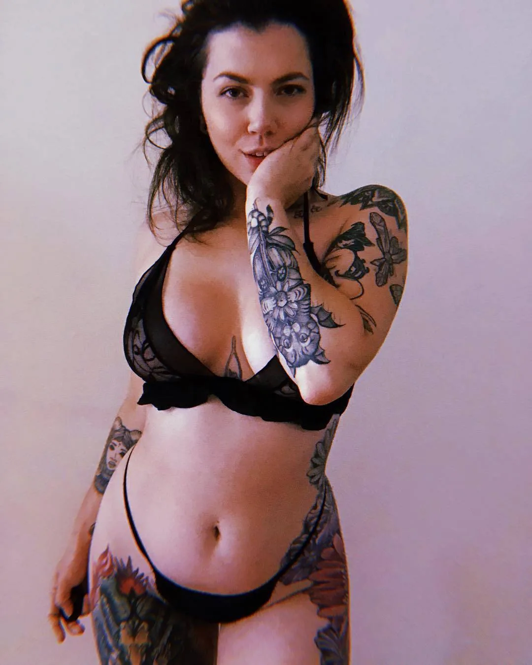 Modello tatuato Milenci Kouzlo, modello alternativo, ragazza che si suicida