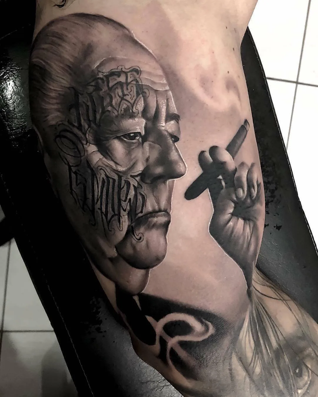 Tatuador samurai Standoff, estilo preto e cinza dos autores, retrato realista de tatuagem | Brasil