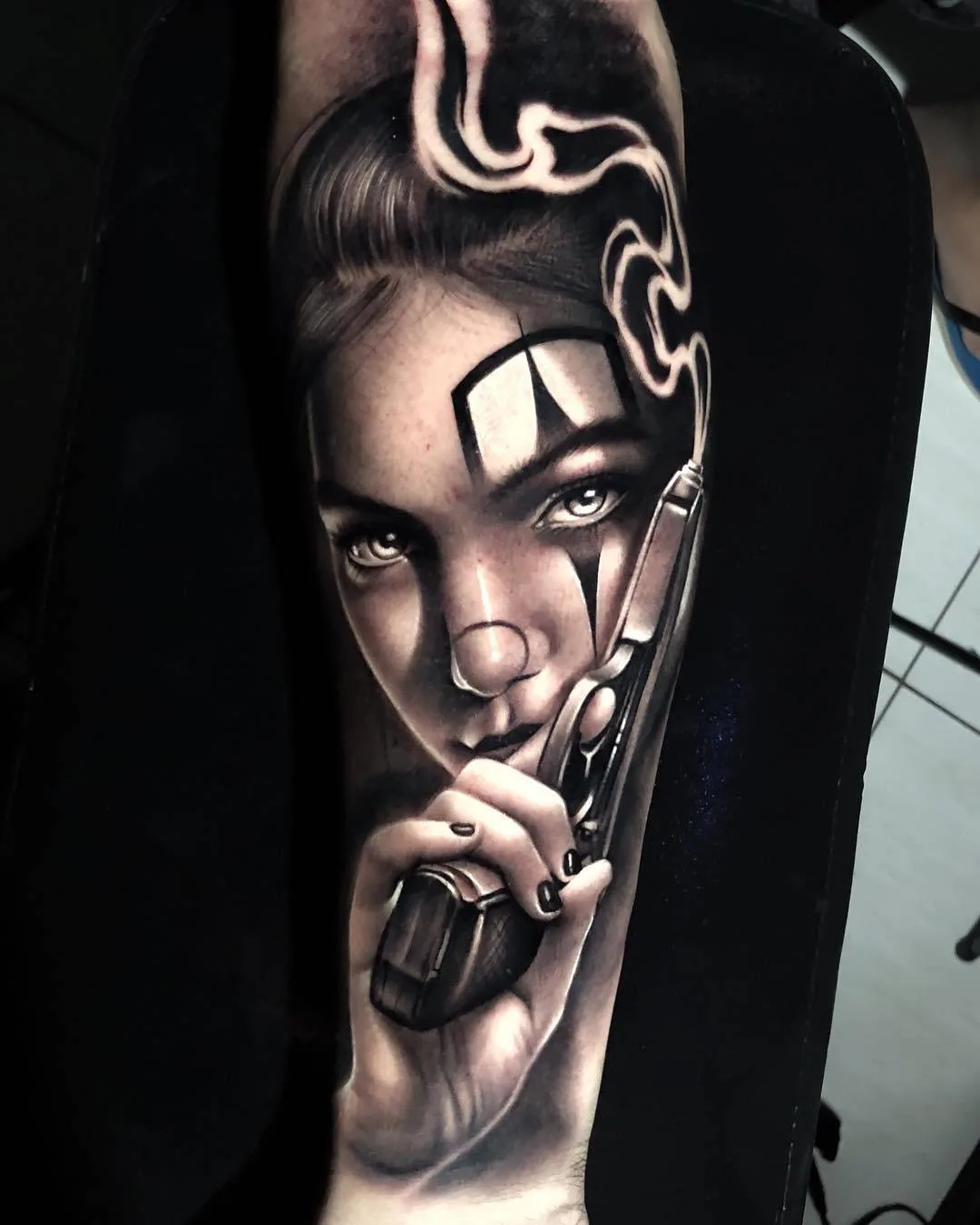 Tatuador samurai Standoff, estilo preto e cinza dos autores, retrato realista de tatuagem | Brasil
