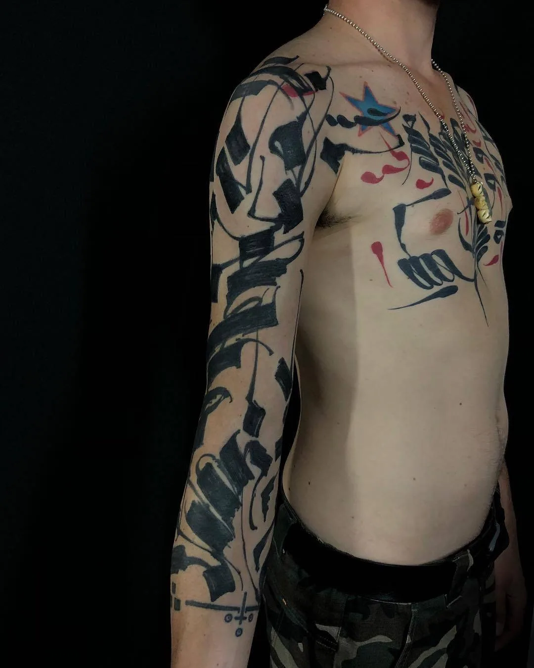 Tatuador Gordon Lettuce, estilo abstrato de tatuagem de blackwork | Reino Unido