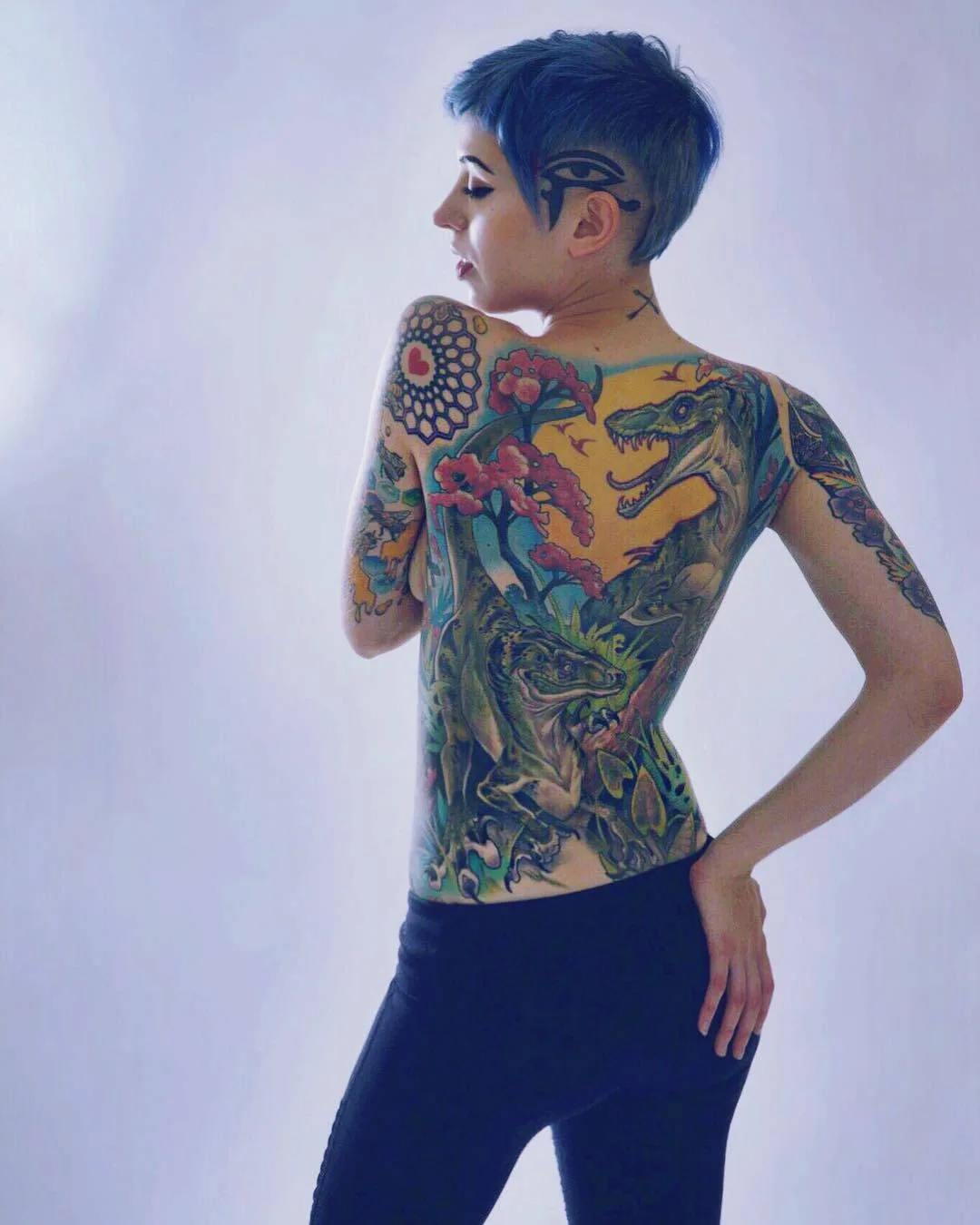 Modello tatuato Claire West, modello alternativo, ragazza che si suicida