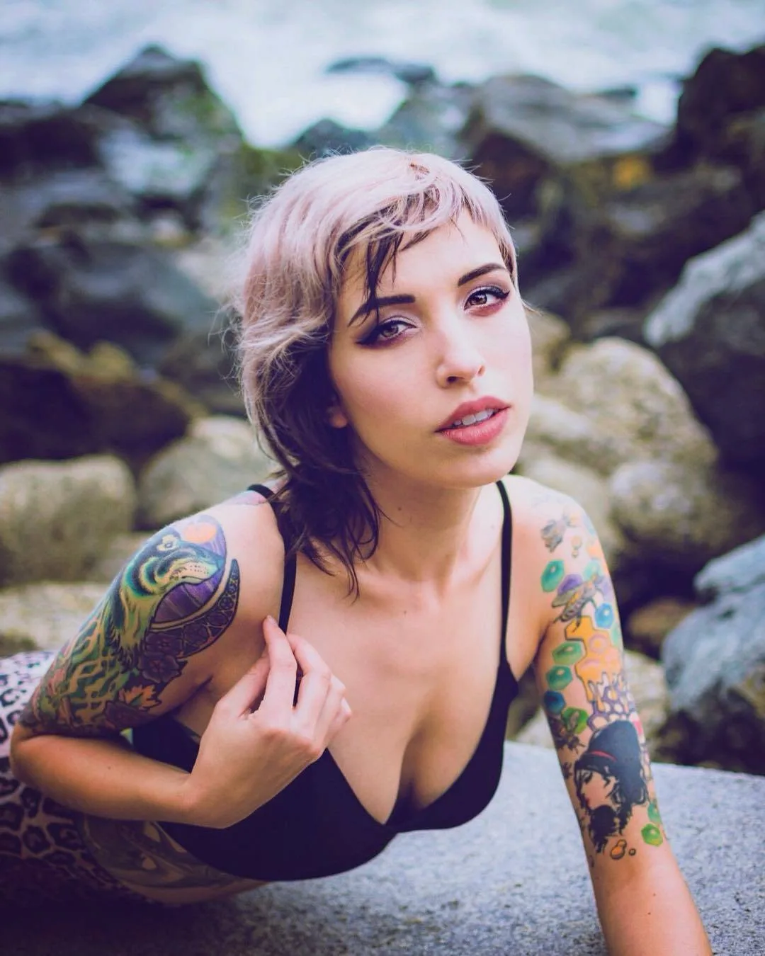 Modello tatuato Claire West, modello alternativo, ragazza che si suicida