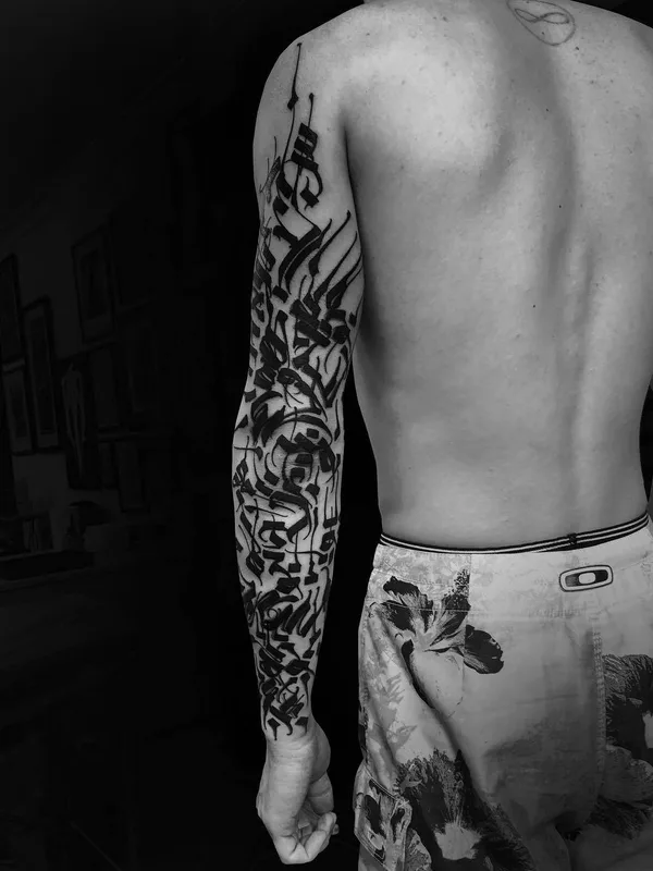 male black and grey calligraphy Tatuagem em full sleeve #23603 | Tatuador Gordon Lettuce