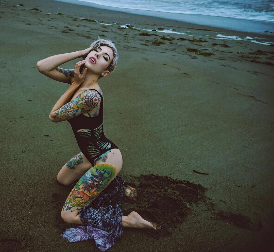 Modello tatuato Claire West, modello alternativo, ragazza che si suicida