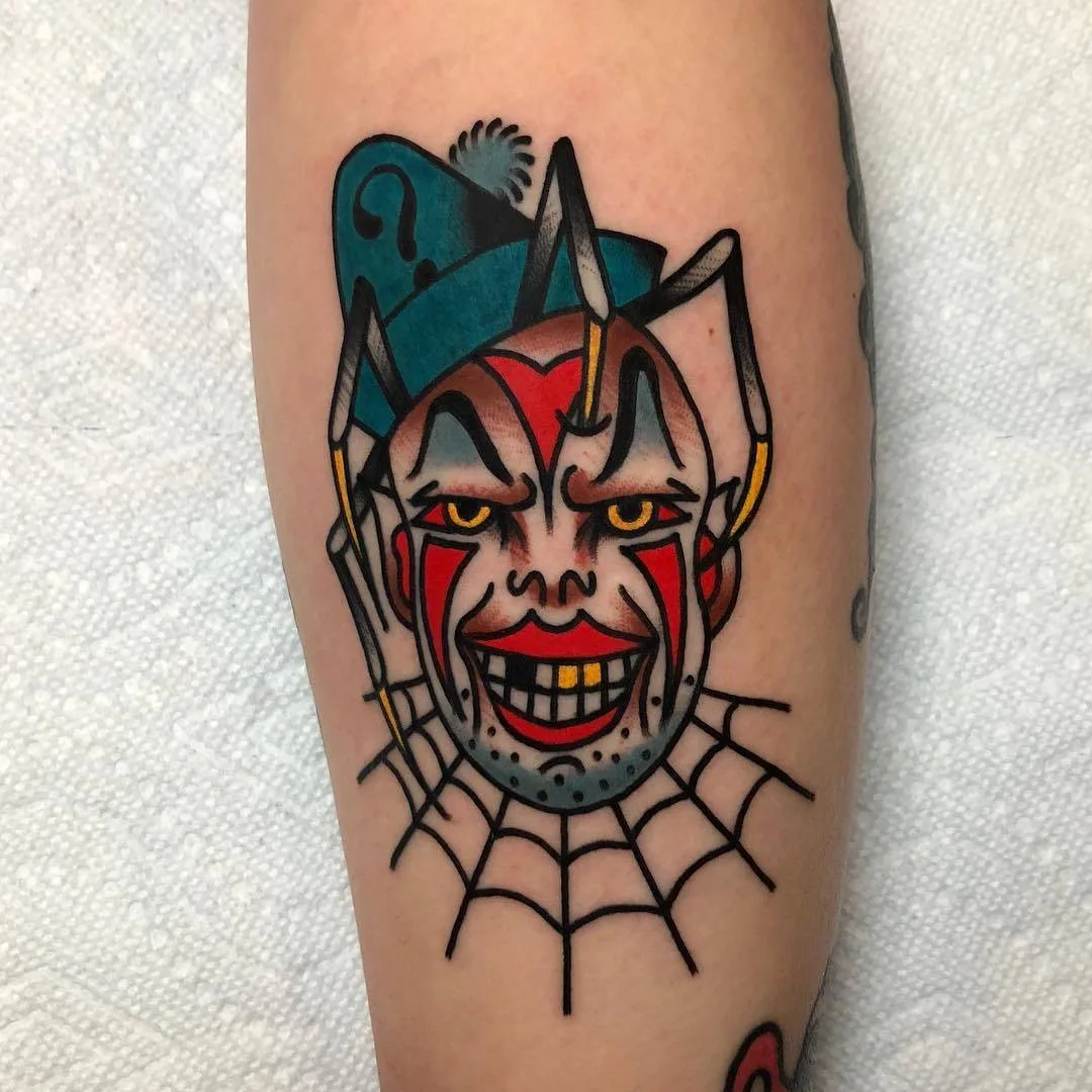 Artista di tatuaggi Akira Latanzio, tatuaggio a colori in stile tradizionale vecchio scuola | USA