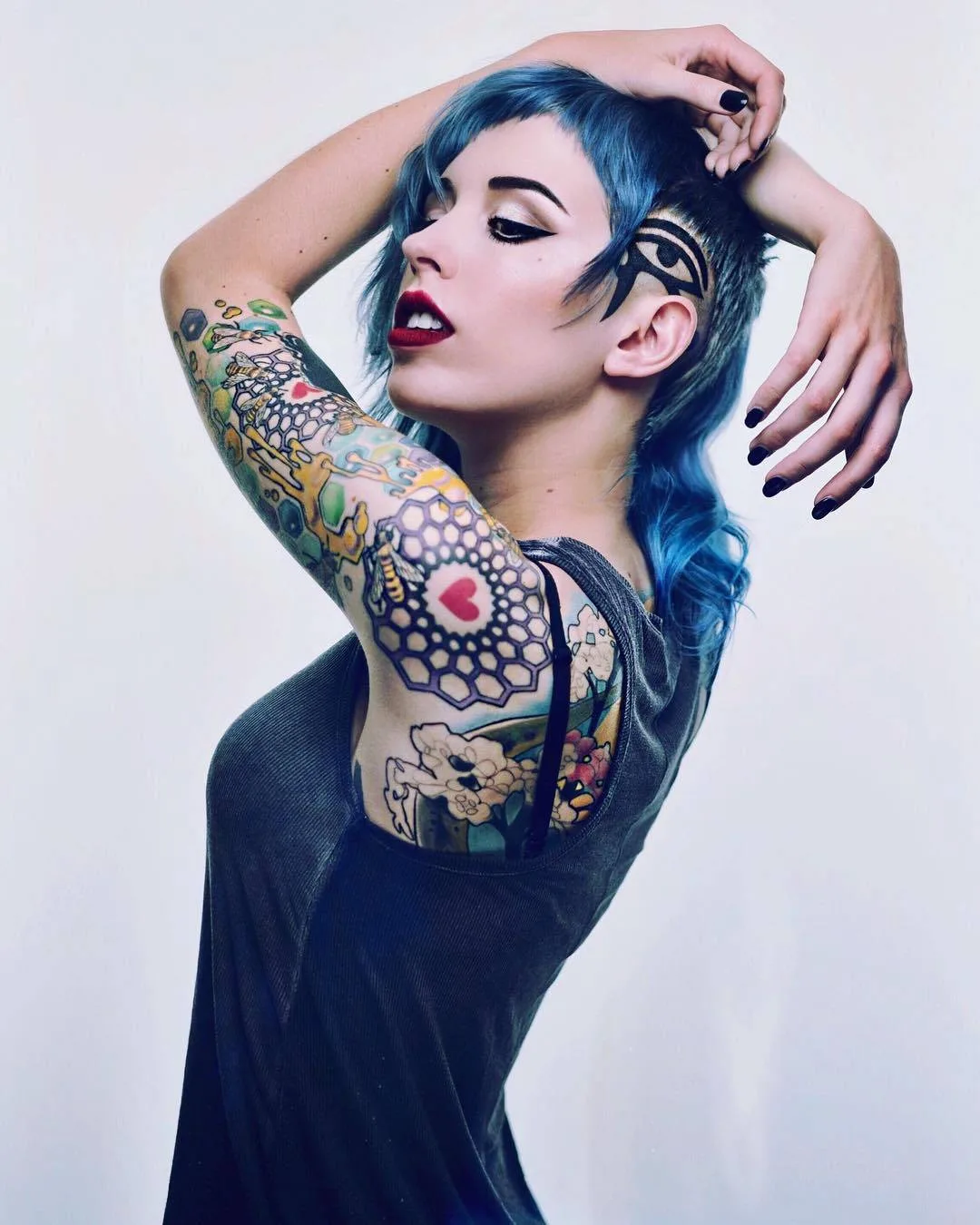 Modello tatuato Claire West, modello alternativo, ragazza che si suicida