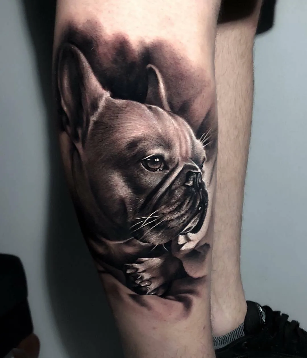Tatuador samurai Standoff, estilo preto e cinza dos autores, retrato realista de tatuagem | Brasil