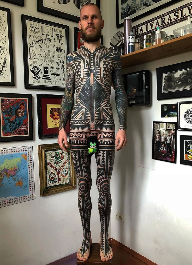 Artista di tatuaggi Aivaras Lee