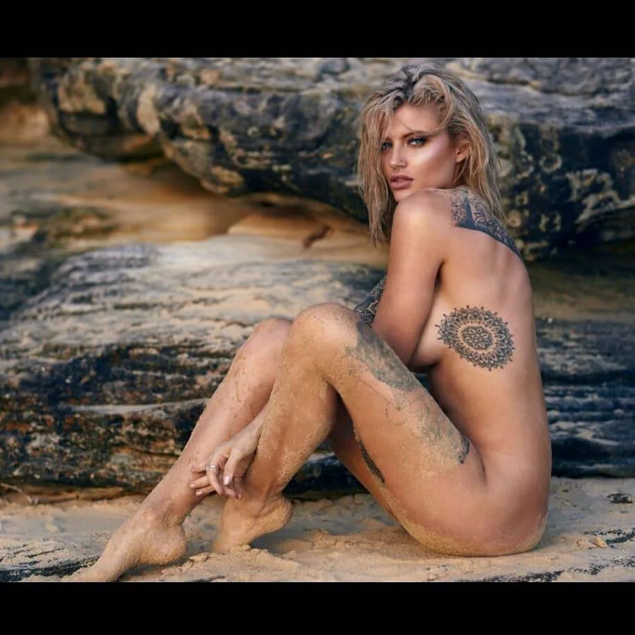 Modello tatuato Dolly D, foto alternativa, ragazza tatuata | Regno Unito