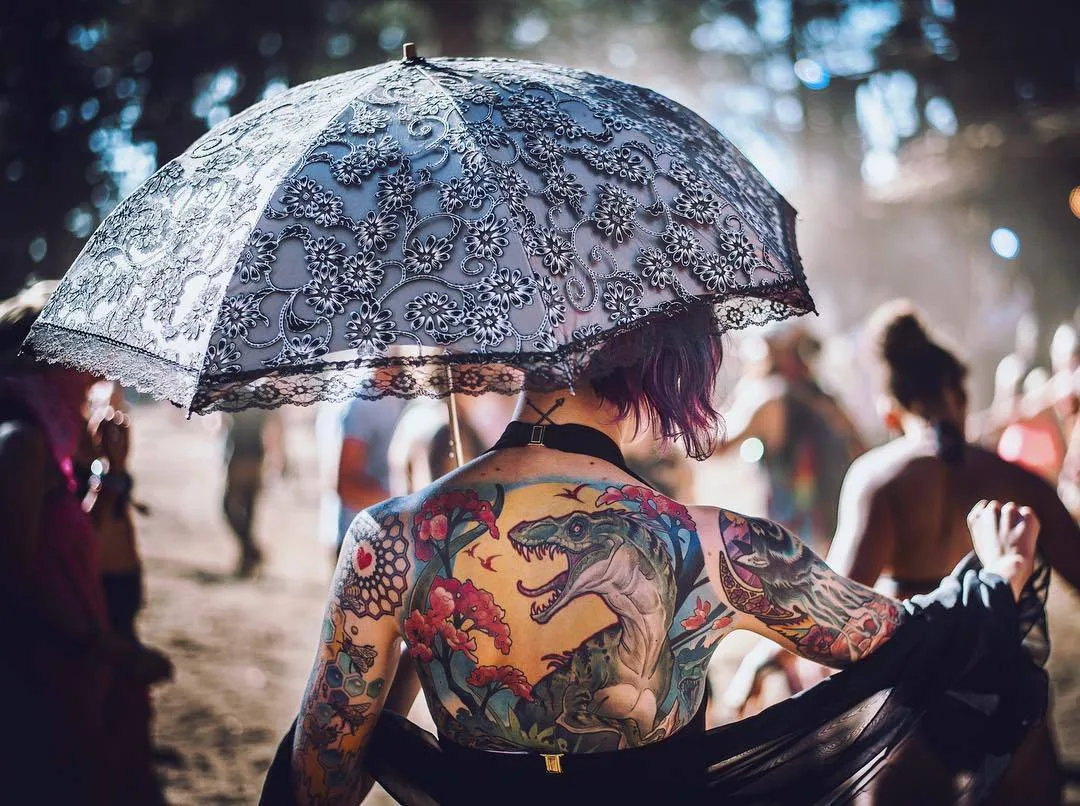 Modello tatuato Claire West, modello alternativo, ragazza che si suicida