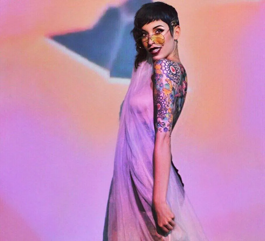 Modello tatuato Claire West, modello alternativo, ragazza che si suicida