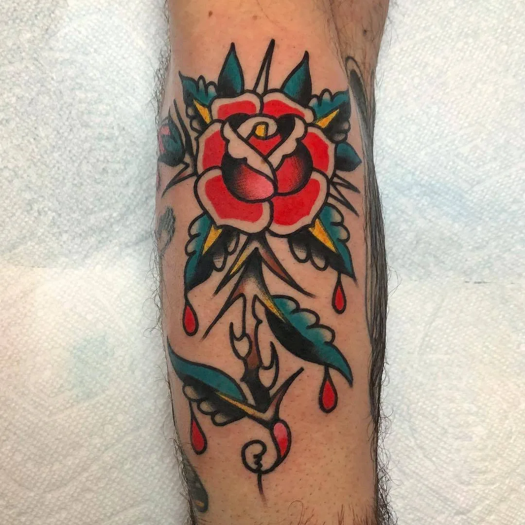 Artista di tatuaggi Akira Latanzio, tatuaggio a colori in stile tradizionale vecchio scuola | USA