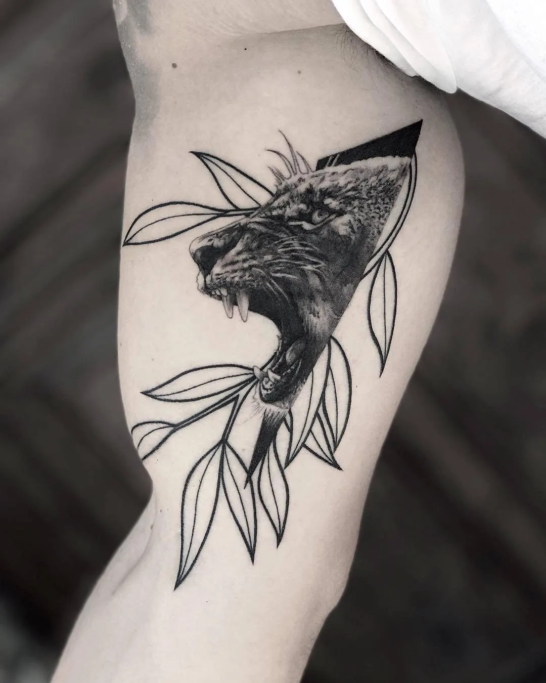 Artista de tatuagem Victor del Fueyo de la Torre, estilo de autor black and grey abstract tattoo, realism | Espanha