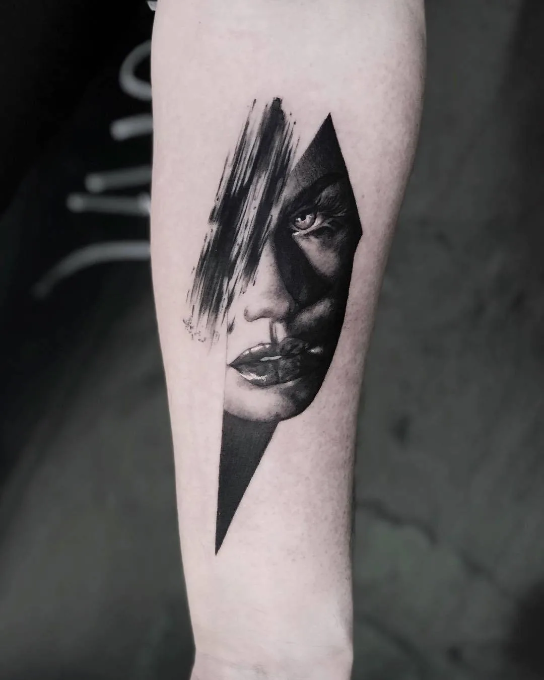 Artista de tatuagem Victor del Fueyo de la Torre, estilo de autor black and grey abstract tattoo, realism | Espanha
