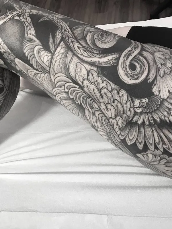 black blackwork 纹身 在 full leg #23514 | 纹身师 Nomi Chi